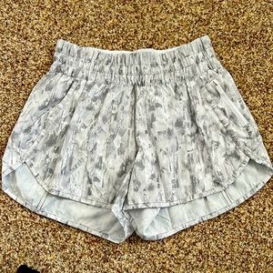 Lululemon Tracker LR Short 4 inch size 6. New without tags. Smoke free home.